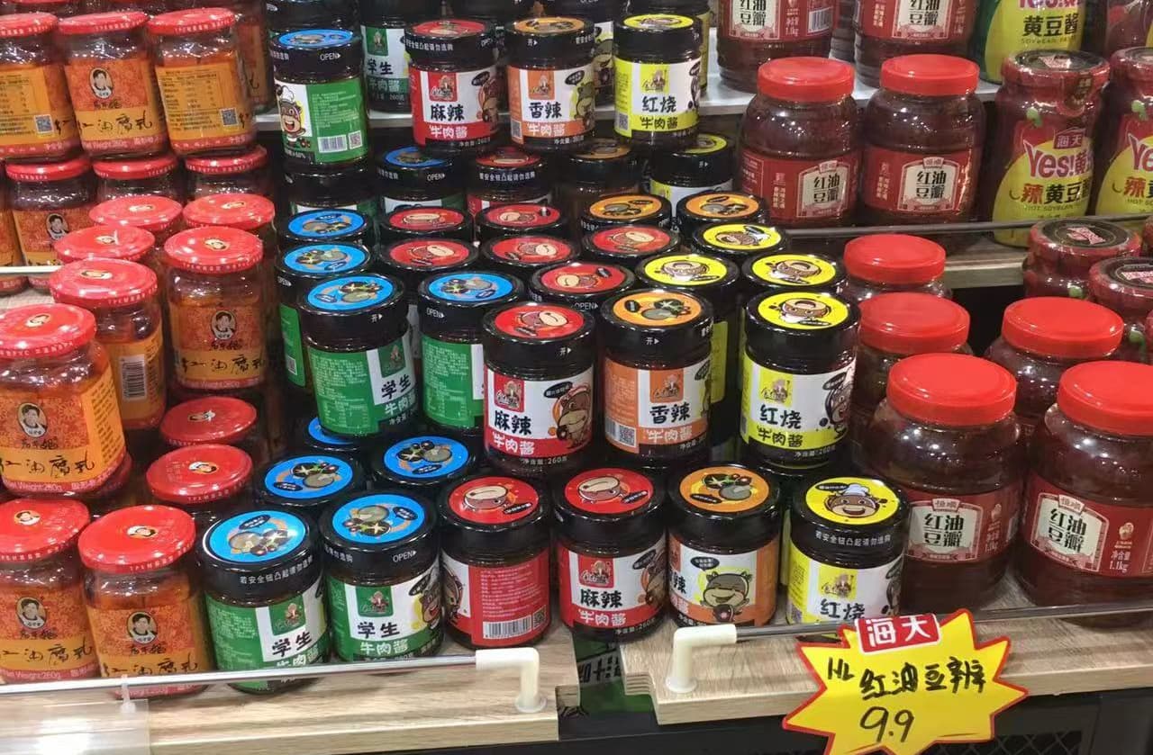 Lebih dari Sekadar Saus Pedas: Bagaimana Saus Daging Sapi Cina Ini Menguasai Toko-Toko Kelontong Lokal