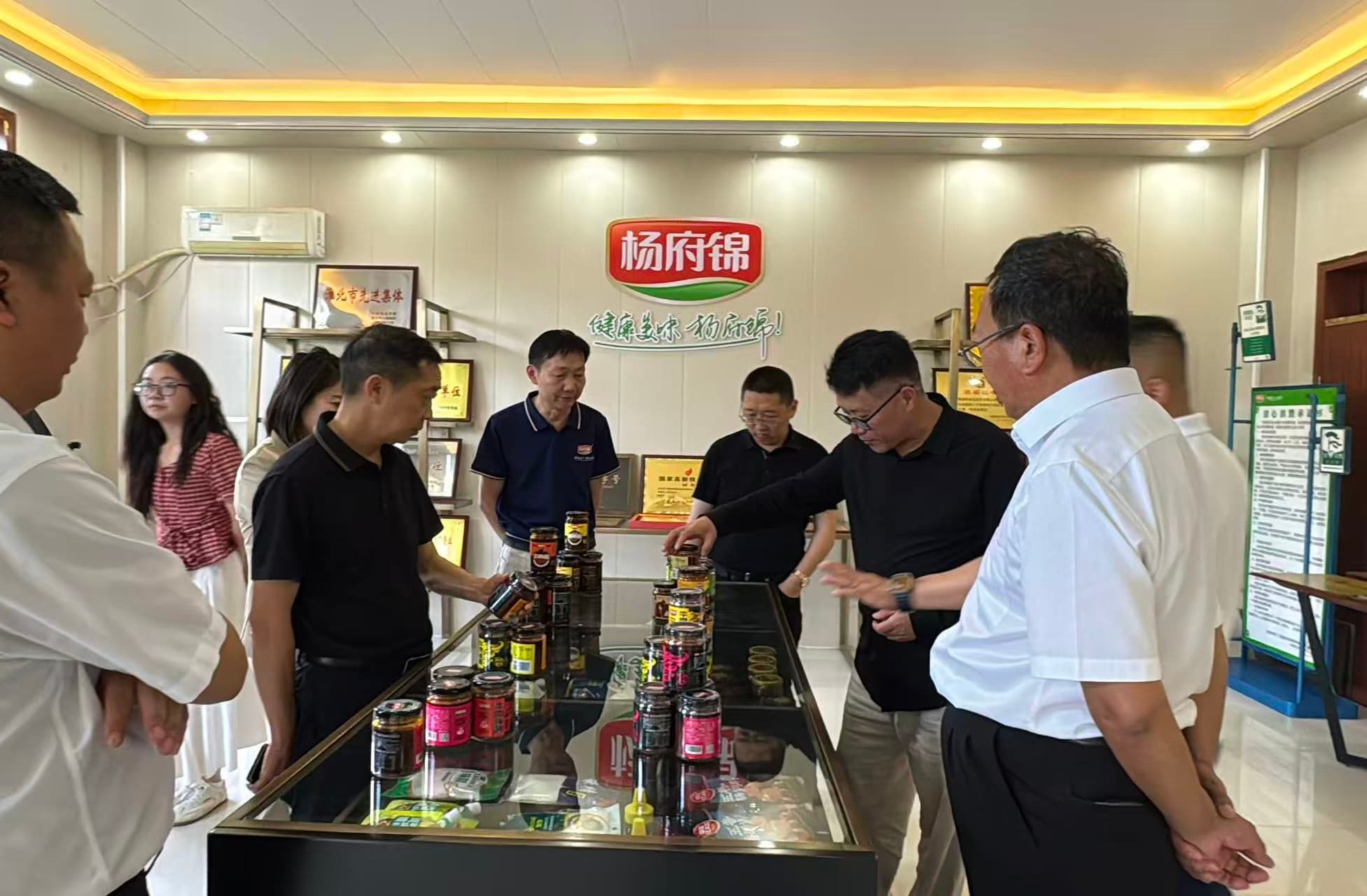 Kolaborasi Pemerintah-Perusahaan untuk Pembangunan Bersama: Delegasi dari Distrik Dadukou, Chongqing, Mengunjungi Yangfujin Didampingi oleh Biro Pertanian dan Urusan Pedesaan Kota.